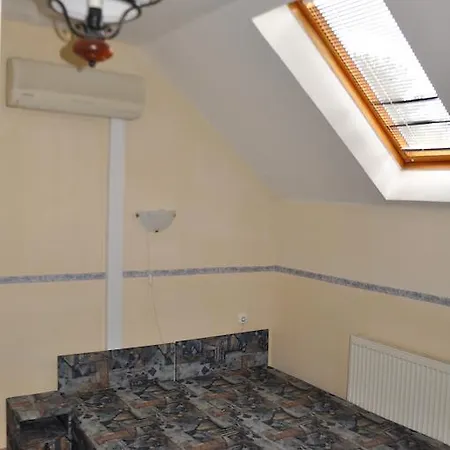 Julius Apartmanhaz * שיופוק