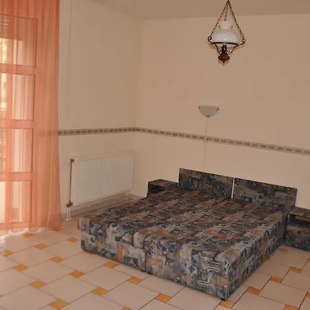 Julius Apartmanhaz